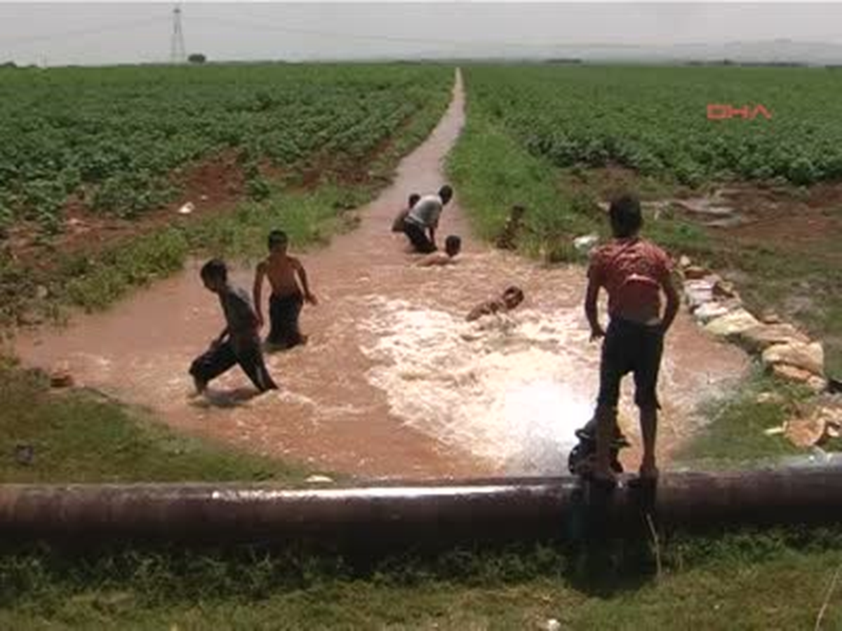 Şanlıurfa\'da Çocuklar Tahliye Kanallarında Serinliyor