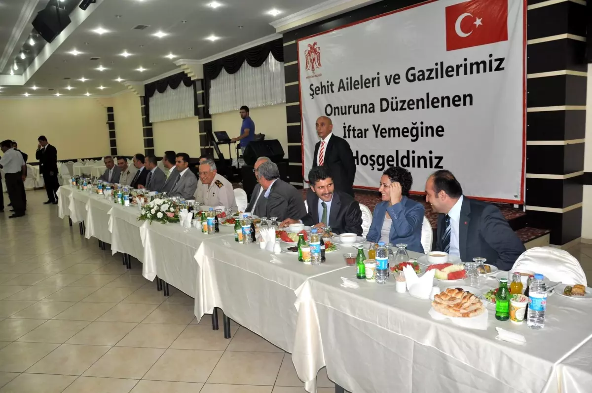 Şehit Aileleri ve Gaziler Onuruna İftar Yemeği Verildi