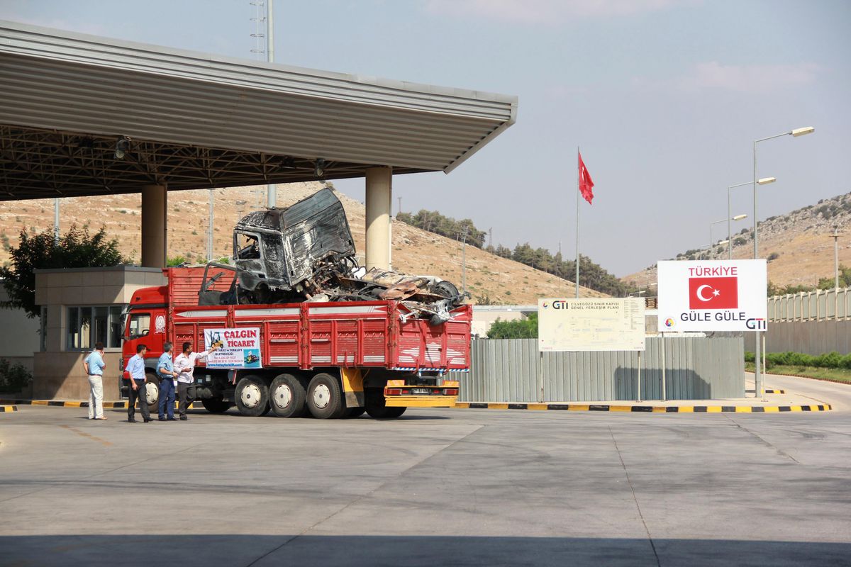 Suriye'deki Yakılan Tır'lar Türkiye'ye Getirildi