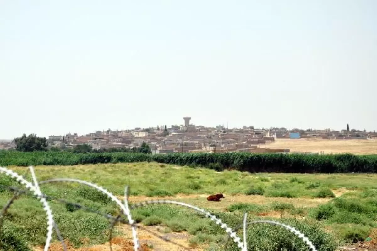 Suriye\'nin Türkiye Sınırındaki Kamışlı\'da Gergin Bekleyiş