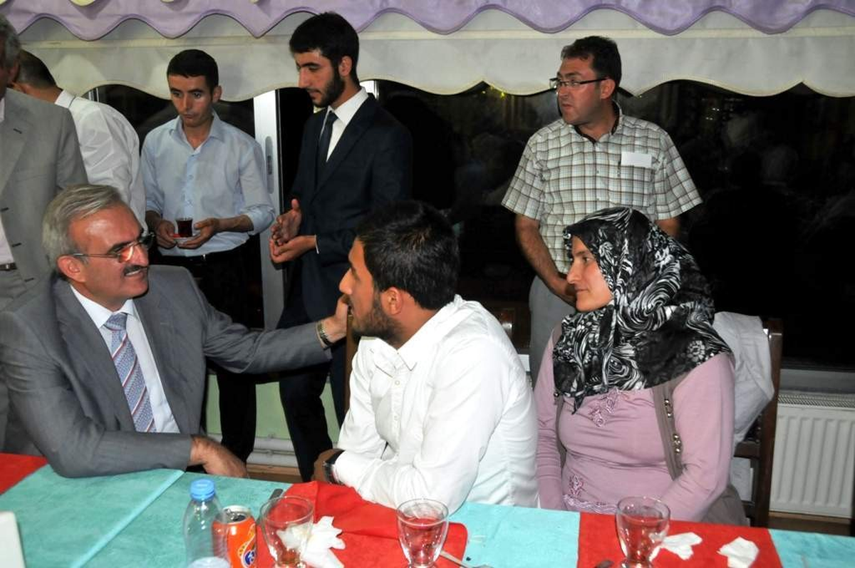 Vali Karaloğlu, Umre\'den Dönen Öğrencilerle İftarda Buluştu