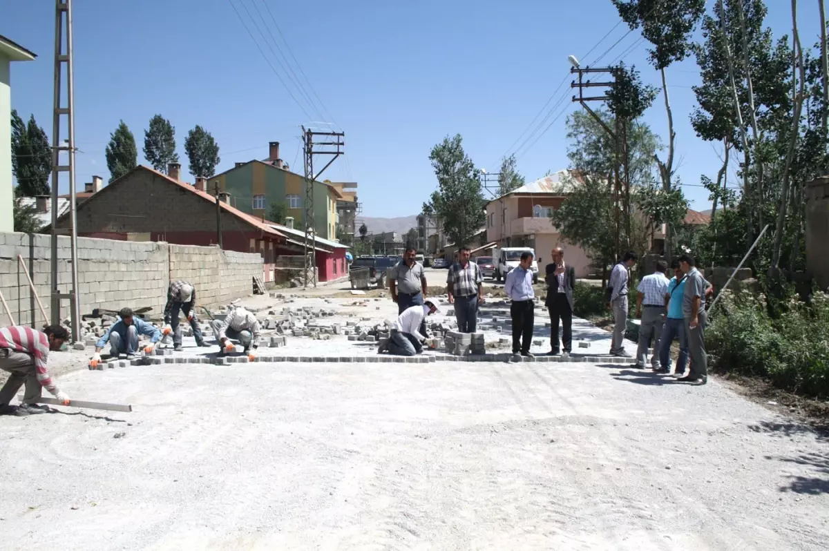 Yüksekova\'da Kilitli Parke Taşı Döşeme Çalışmaları Sürüyor