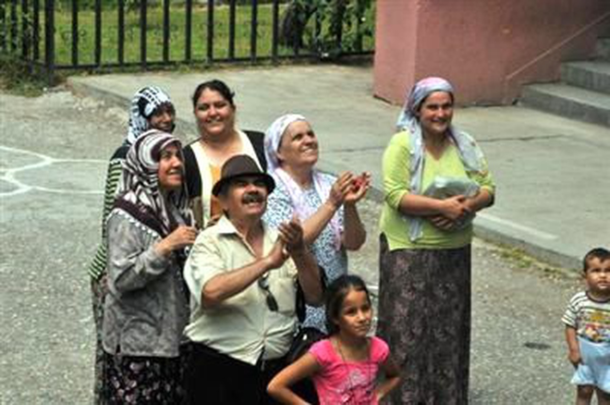 Ağaçtaki Kedi İçin Gözyaşı Döktü, Kurtarılması İçin Dua Etti