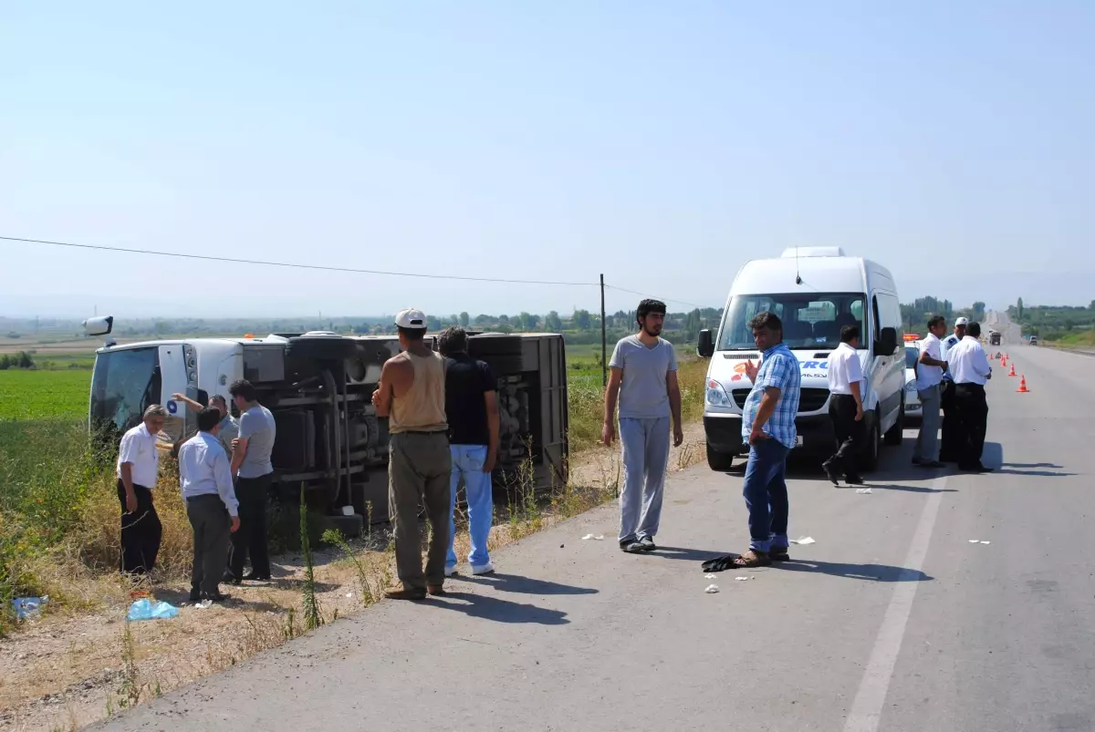 Amasya\'da Midibüs Yan Yattı: 12 Yaralı