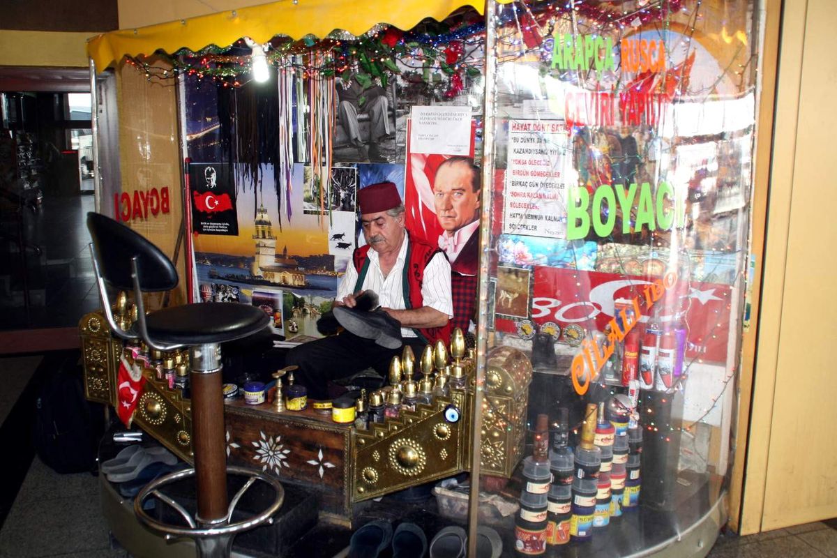 "Ayakkabı Boyanır, Rusça ve Arapça Çeviri Yapılır"