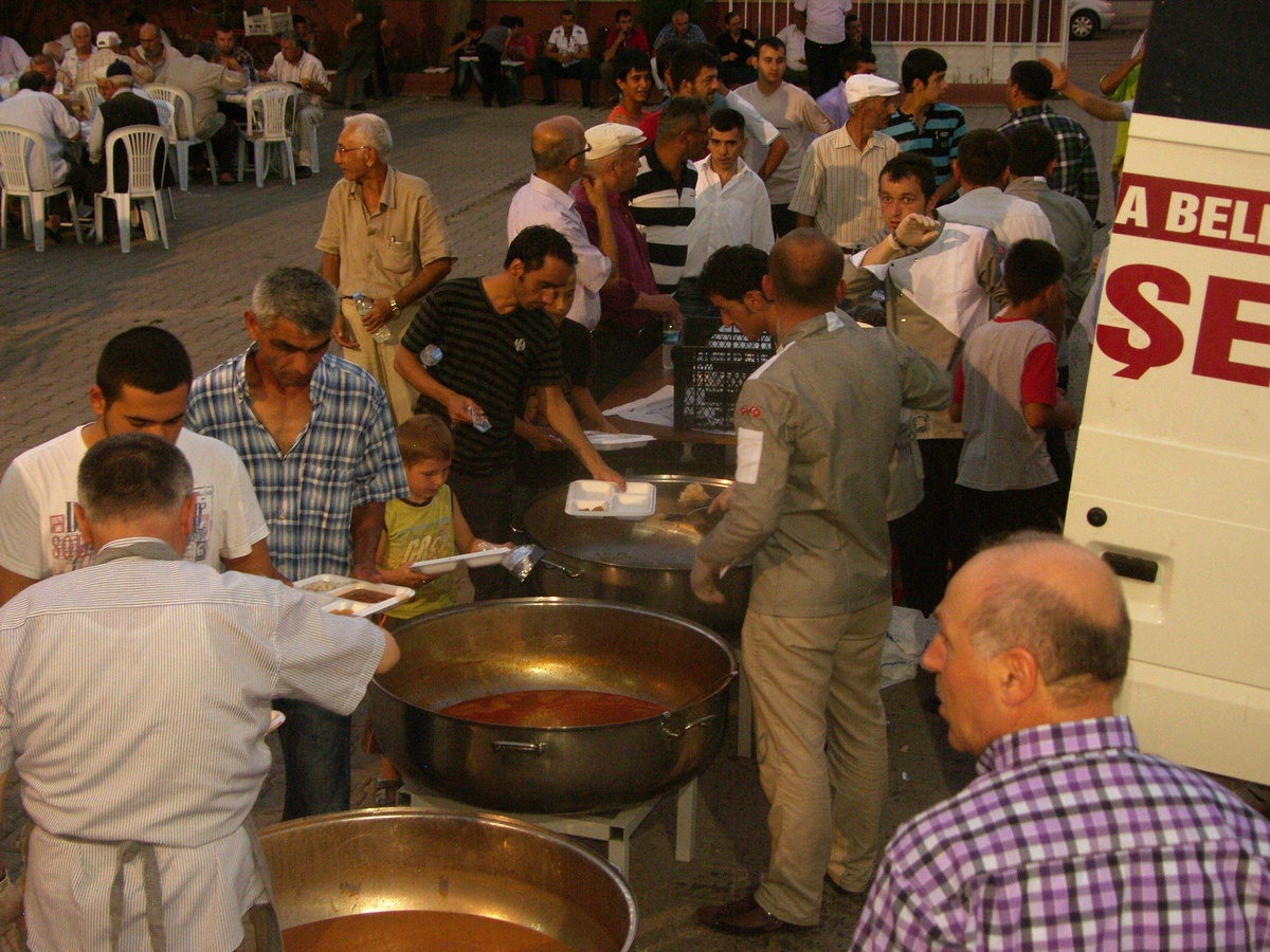 Bafra Belediyesi\'nden Mahalle Sakinlerine İftar