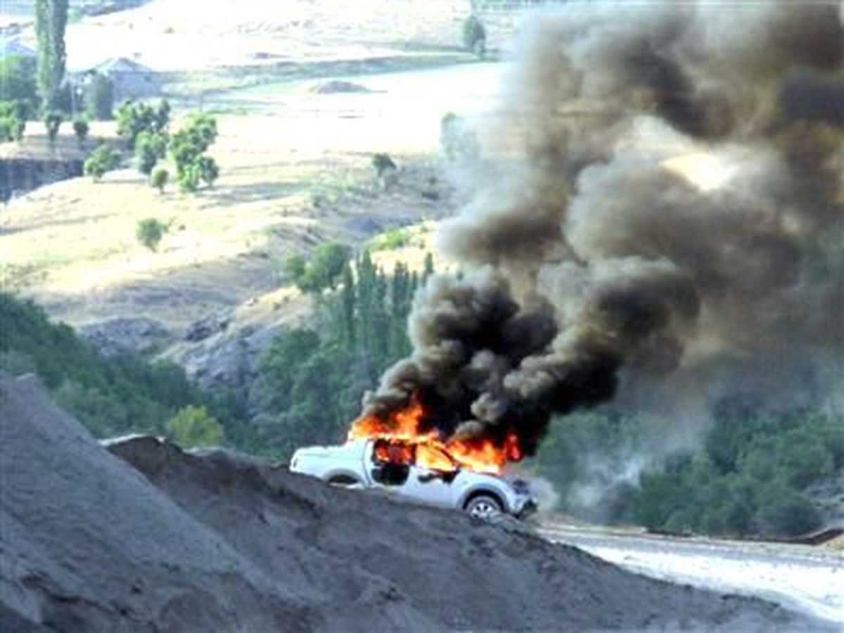 Baraj Şantiyesini Basıp, Araçları Ateşe Verdiler