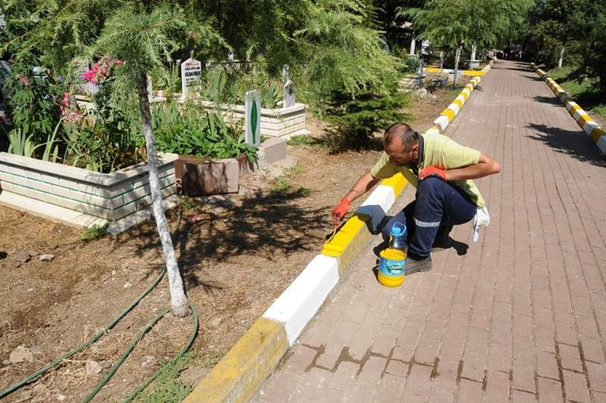 Başiskele\'de Mezarlıklar Temizleniyor