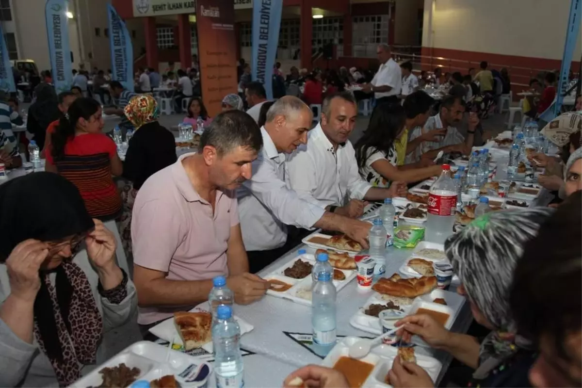 Başkan Akbaş, Vatandaşa Yemek Servisi Yaptı