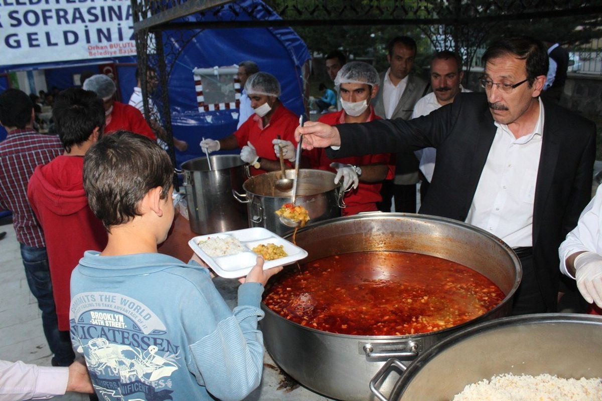 Başkan Bulutlar, İftar Sofralarını Denetledi Kapasiteyi Artırdı…