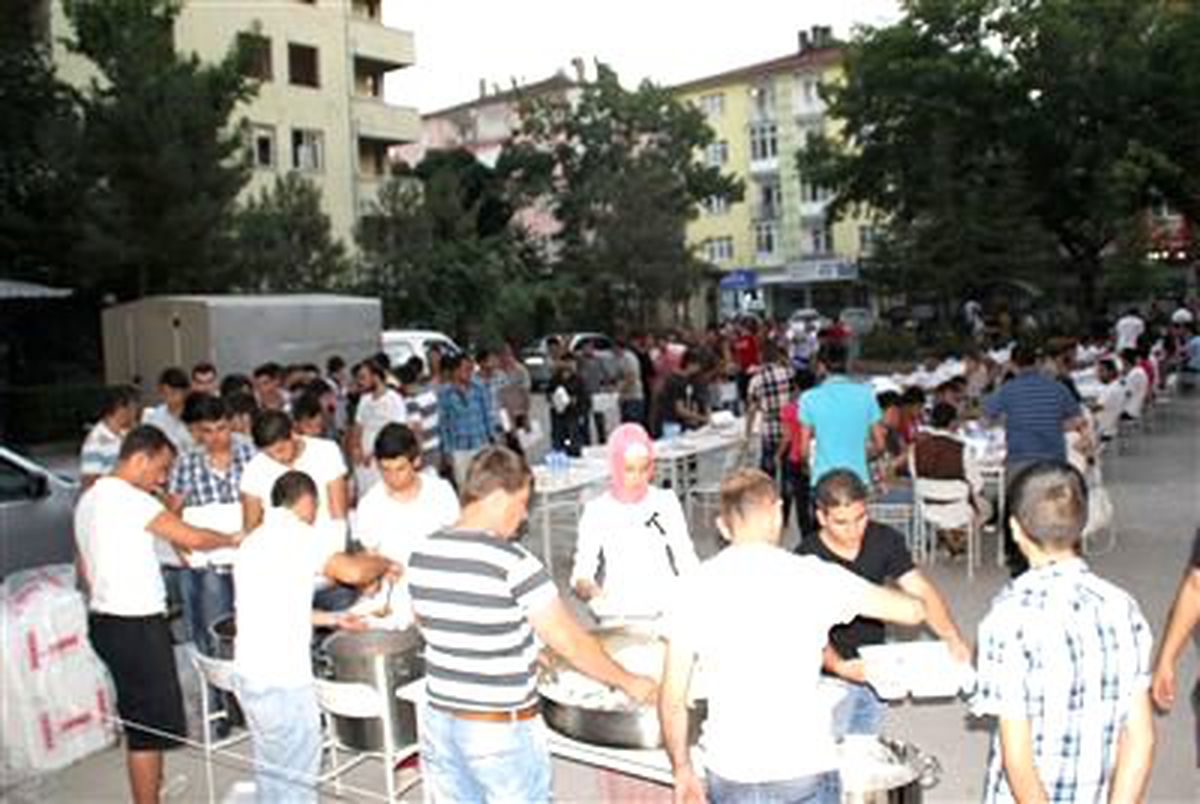 Başkan Dinç\'ten Üniversite Öğrencilerine İftar