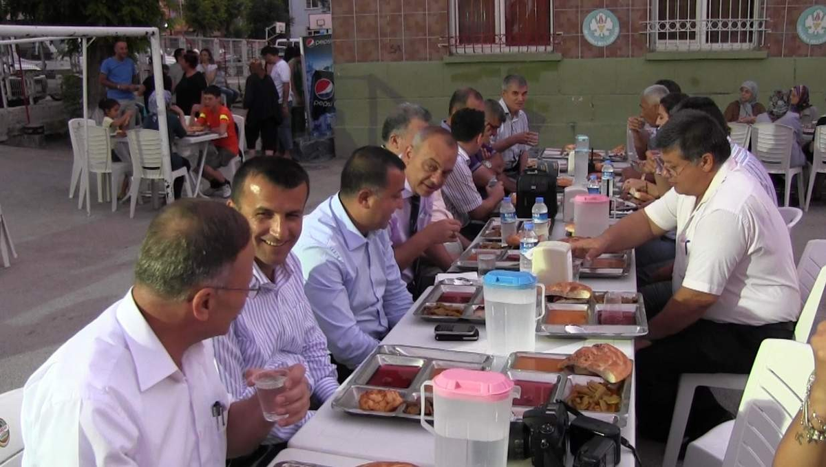 Başkan Ergün Hayırseverlerin İftar Yemeğine Katıldı