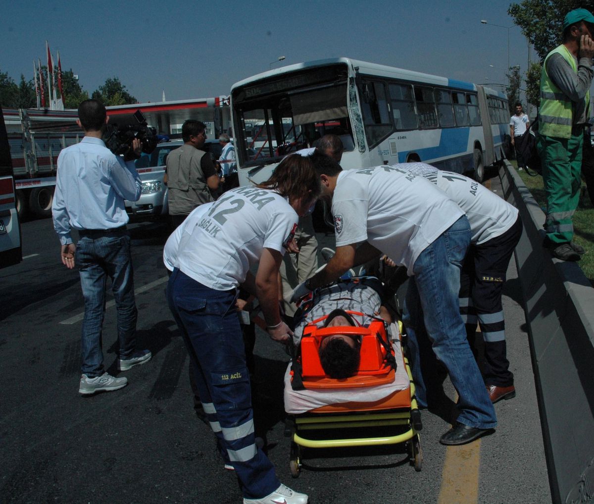 Başkent\'te Belediye Otobüsü ile Otomobil Çarpıştı: 13 Yaralı
