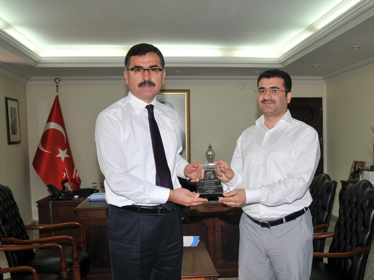 Bisiklet Federasyonu\'ndan Batman Valisi Ahmet Turhan\'a Plaket