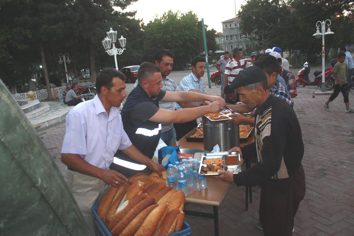 Çay\'da Hergün 600 Kişiye İftar Yemeği