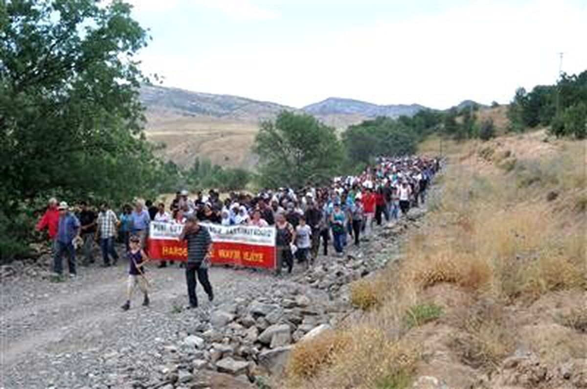 Çevreciler Şantiye Basıp Araç Yaktılar
