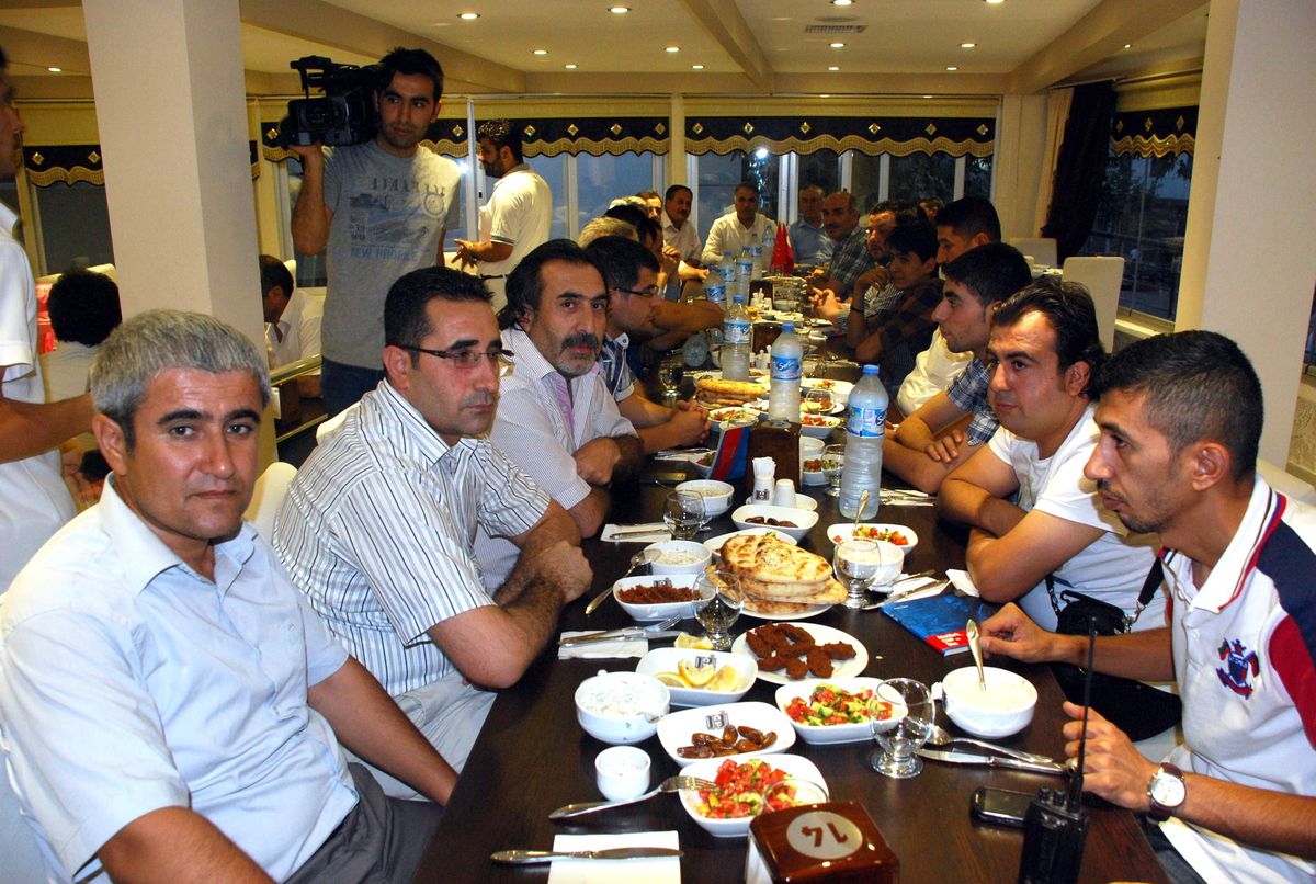 Chp, İftarda Basın Mensuplarıyla Bir Araya Geldi