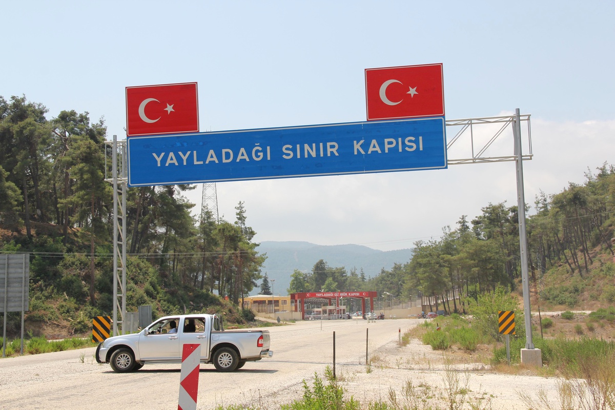 Cilvegözü\'nden Geçemeyen Araçlar Yayladağı Sınır Kapısına Yöneldi