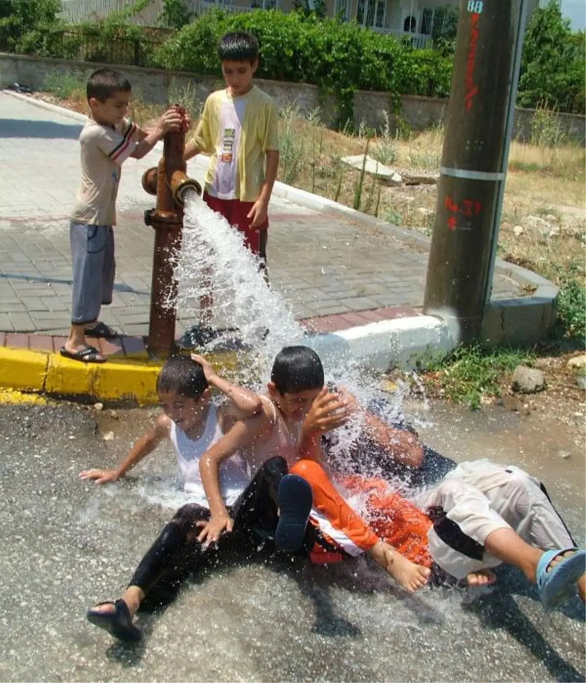 Çocuklar Yangın Vanasından Akıtılan Su ile Serinledi