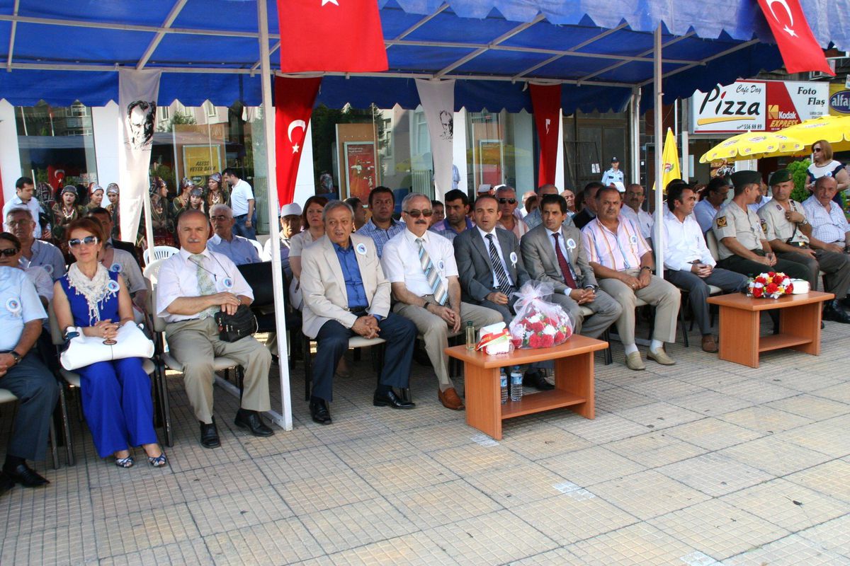 Devrek\'te 27. Uluslararası Baston ve Kültür Festivali Meşalesi Ateşlendi