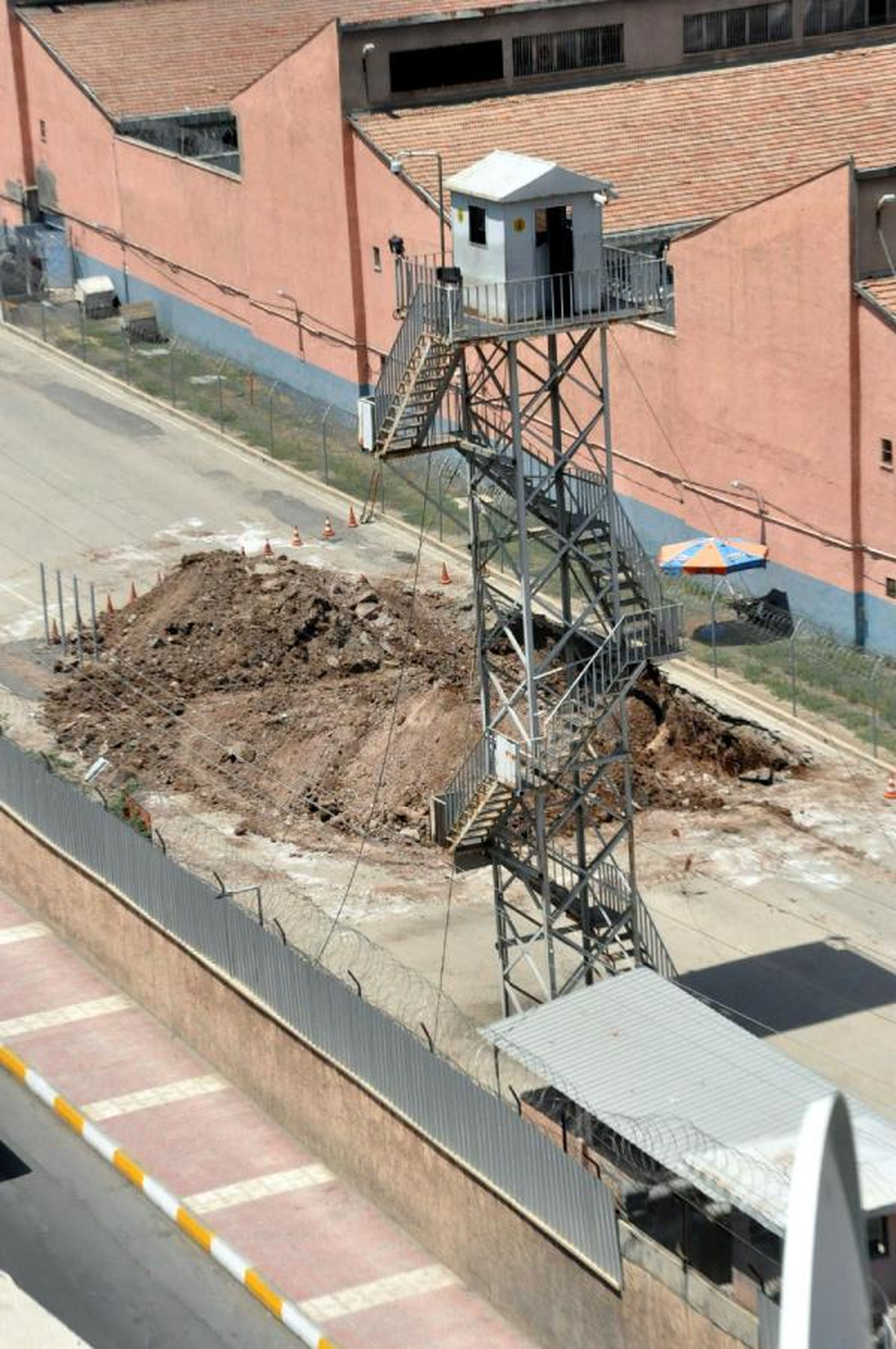 Diyarbakır Cezaevi\'nde 7 Metrelik Tünel Bulundu (2)