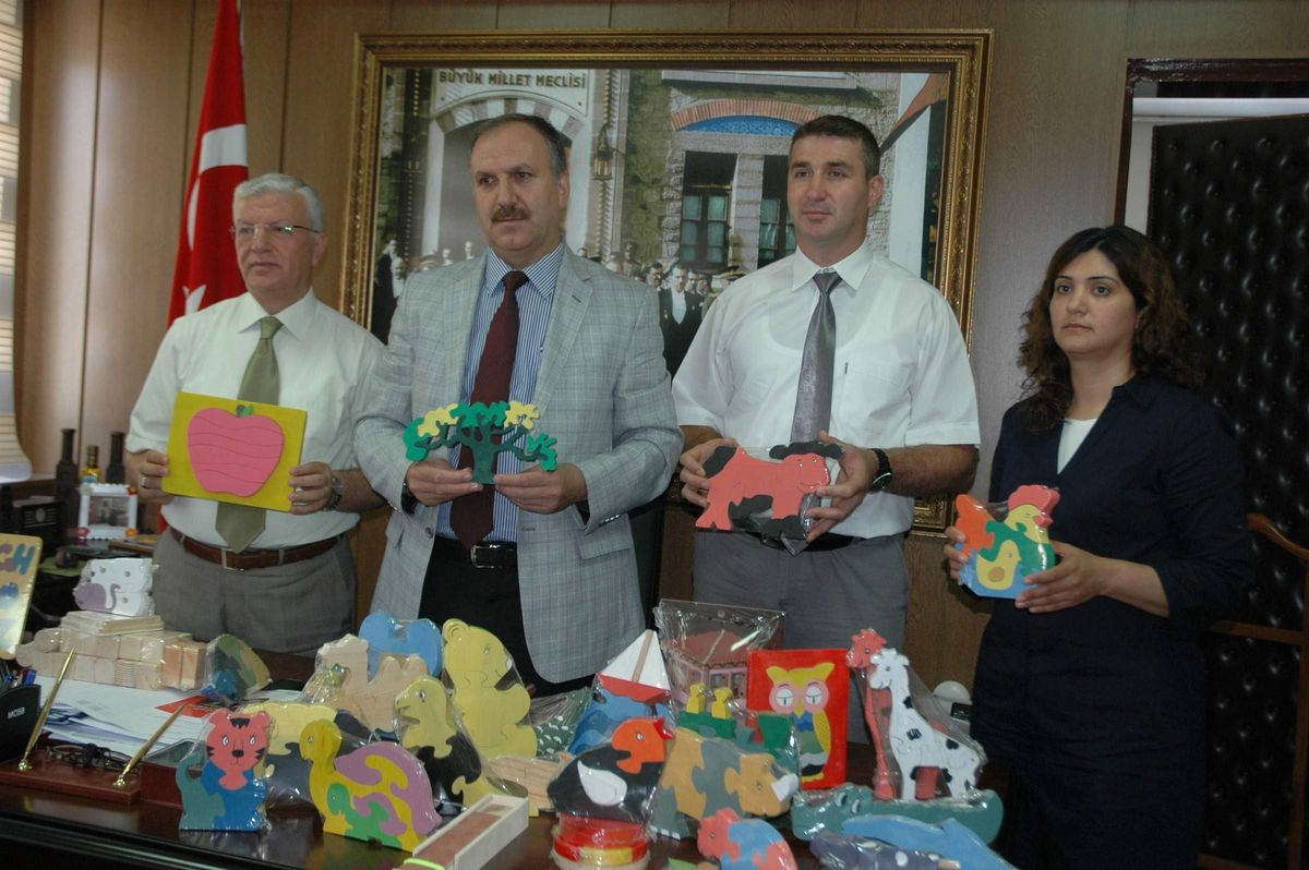 Engelli Kursiyerler Oyuncak Yapmayı Öğreniyor
