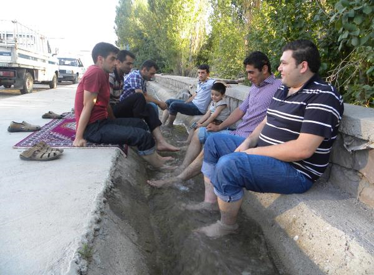 Erciyes Dağı\'ndan Gelen Su Kanalında Serinliyorlar