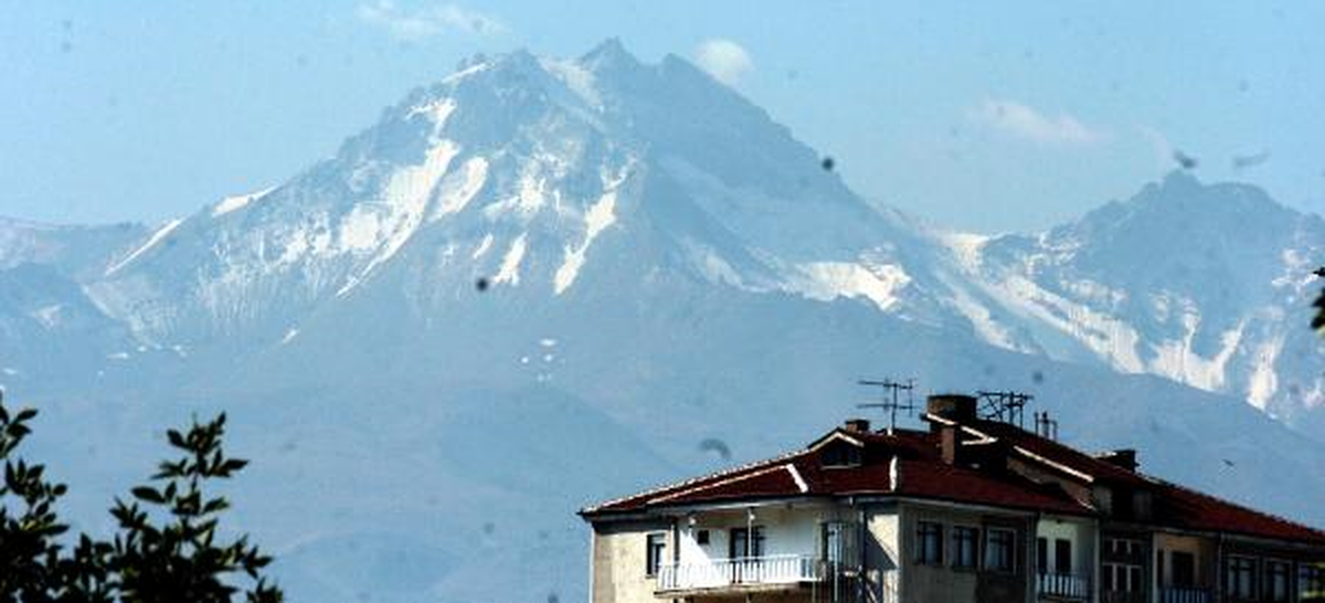 Erciyes Dağı\'nın Zirvesinde Karlar Eridi