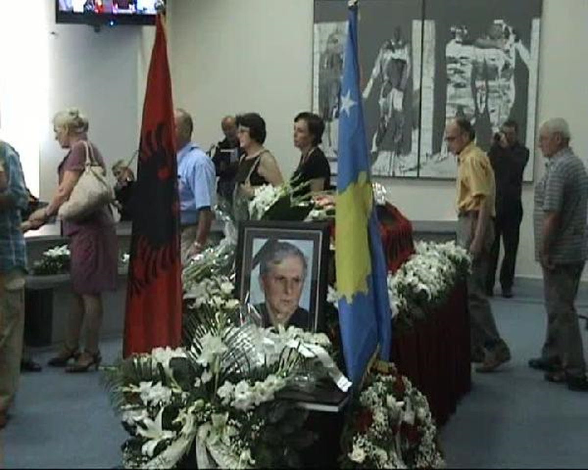 Fransa\'da Ölen Kosovalı Şair, Törenle Toprağa Verildi