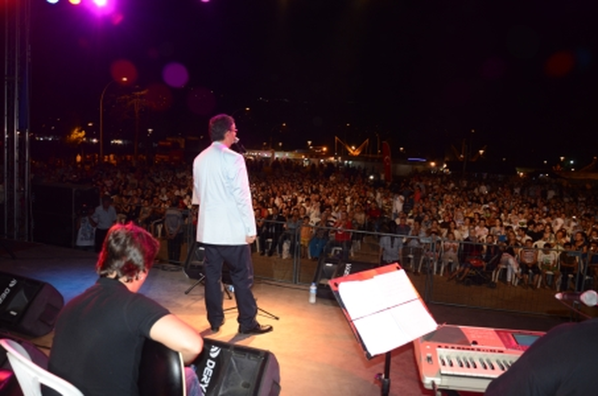 İbrahim Sadri\'den Şiir Resitali