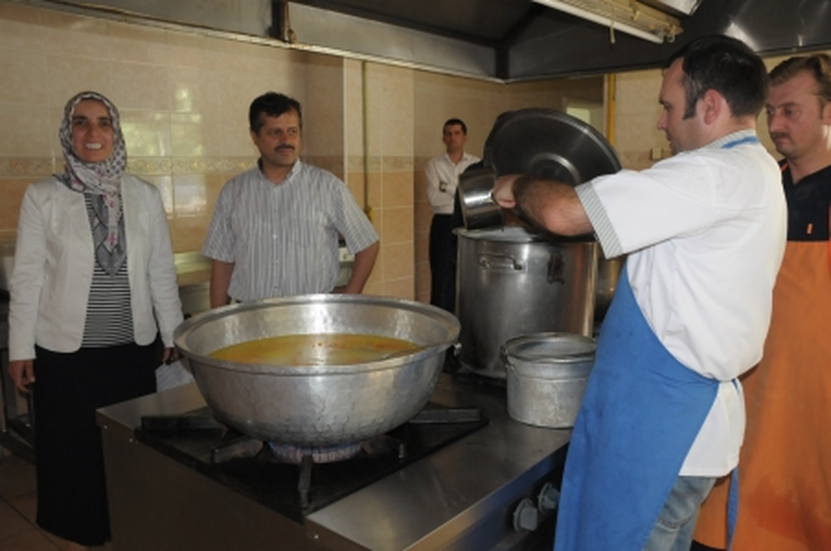 İnegöl Belediyesi\'nden Muhtaç Ailelere 365 Gün Sıcak Yemek

