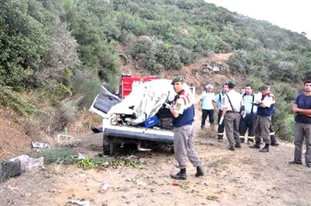 İzmir\'de Minibüs Uçuruma Devrildi: 2 Ölü, 3 Yaralı