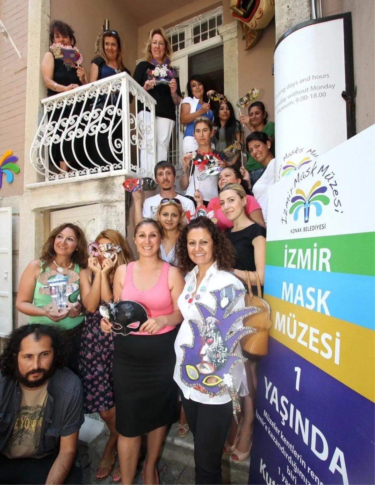 İzmir Mask Müzesi'nde Atölyelere Katılanlar, Atık Malzemeden Mask Yapıyor