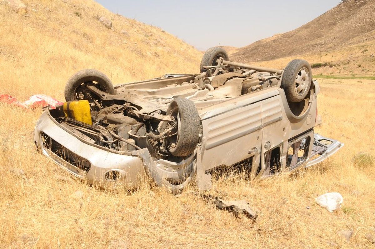 Kamyonet Uçuruma Yuvarlandı : 1 Ölü, 1 Yaralı