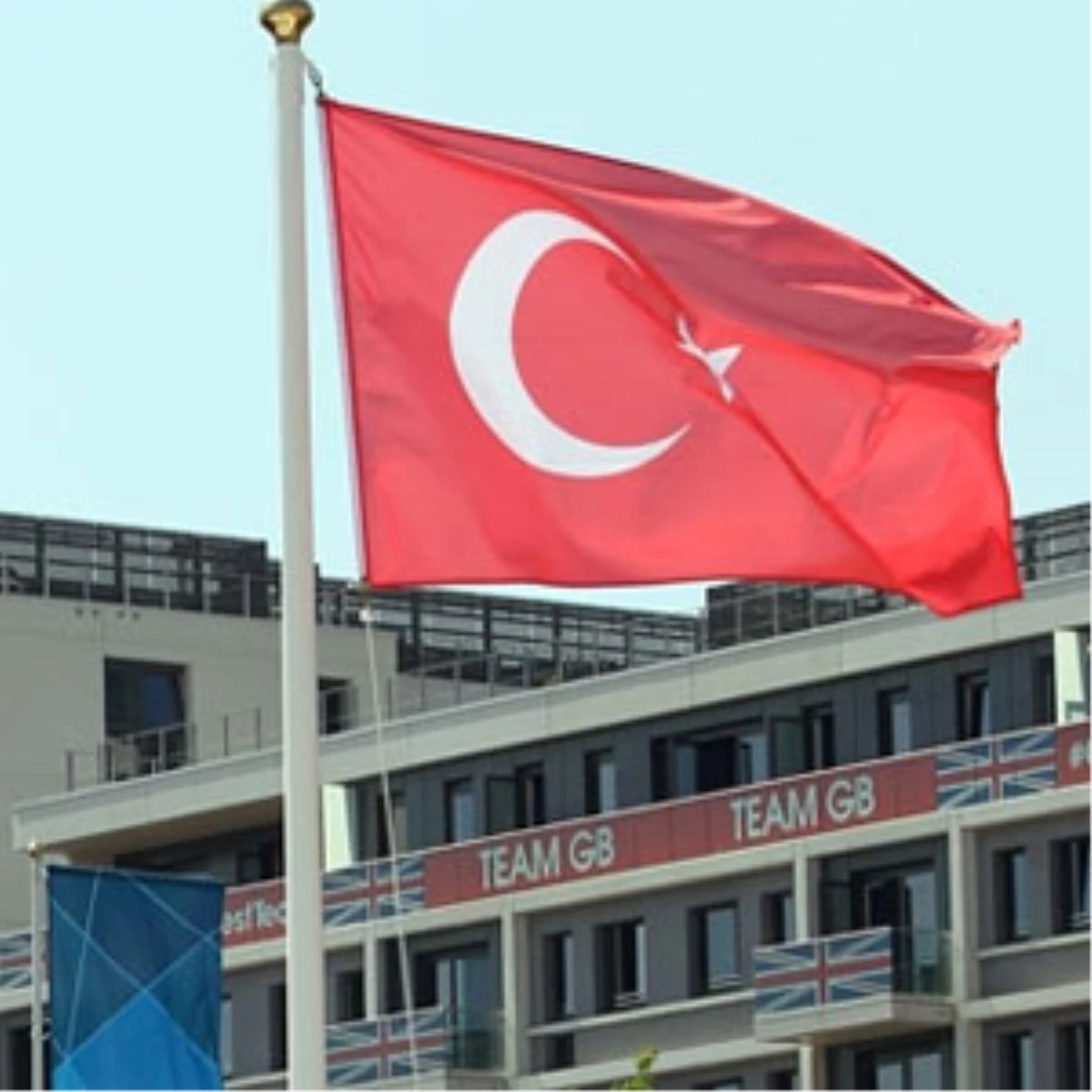 Londra\'da Türk Bayrağı Göndere Çekildi