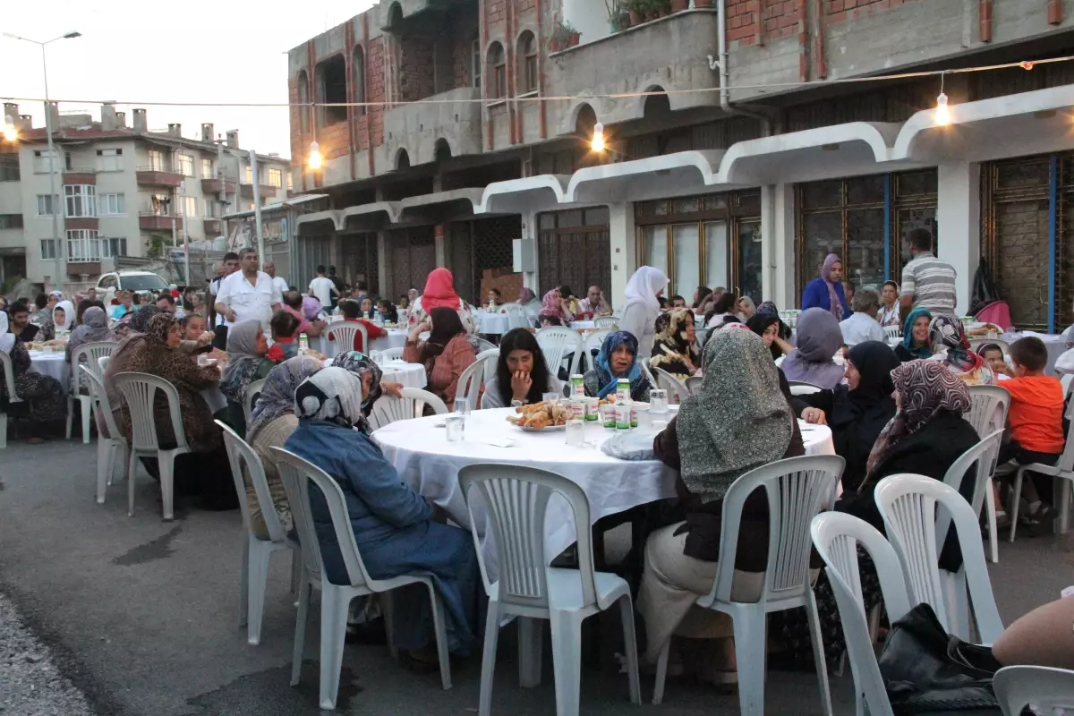 Mahalle Sakinlerinden Kaynaşma İftarı