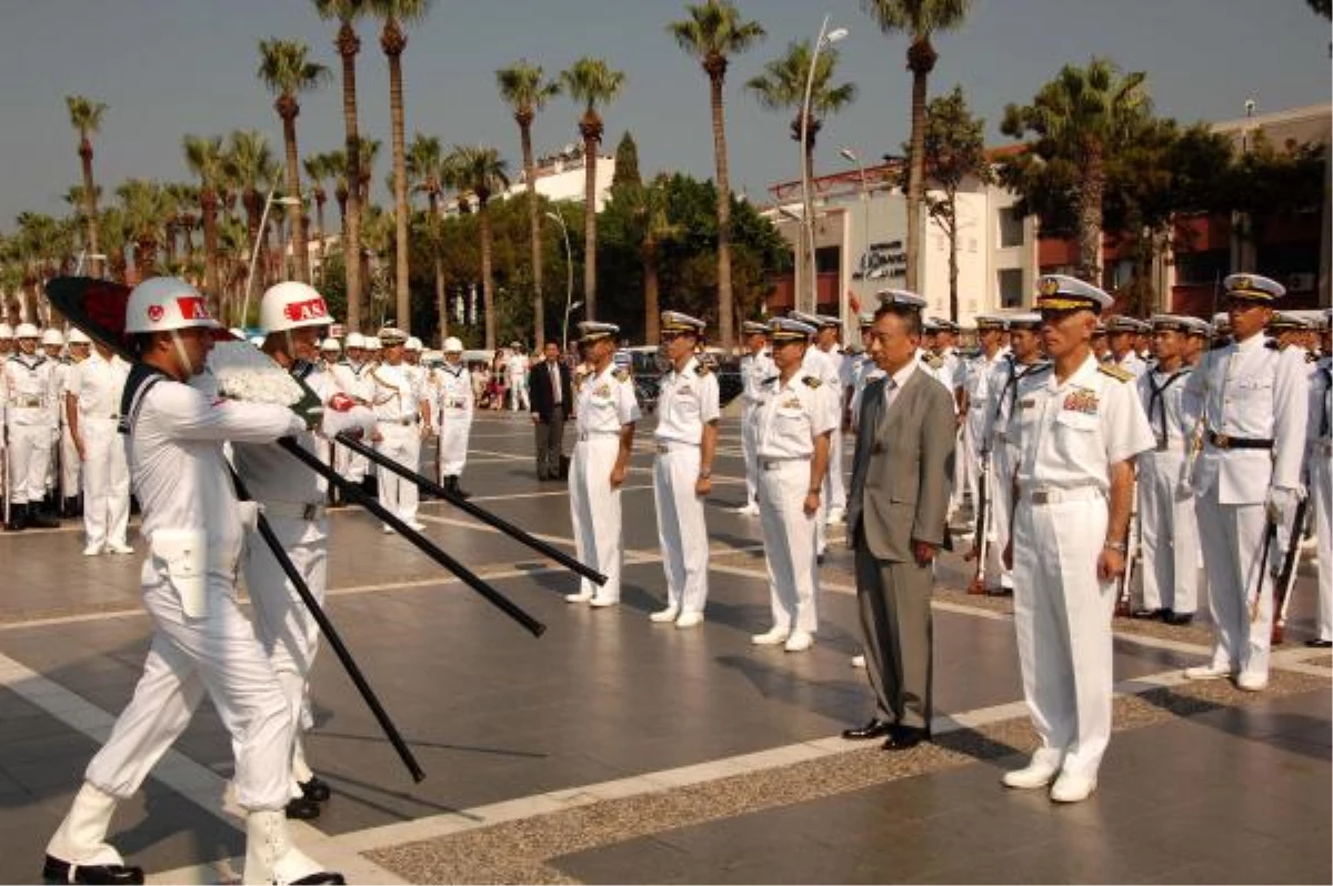 Marmaris\'e Gelen Japon Askerler Atatürk Anıtı\'na Çelenk Koydu