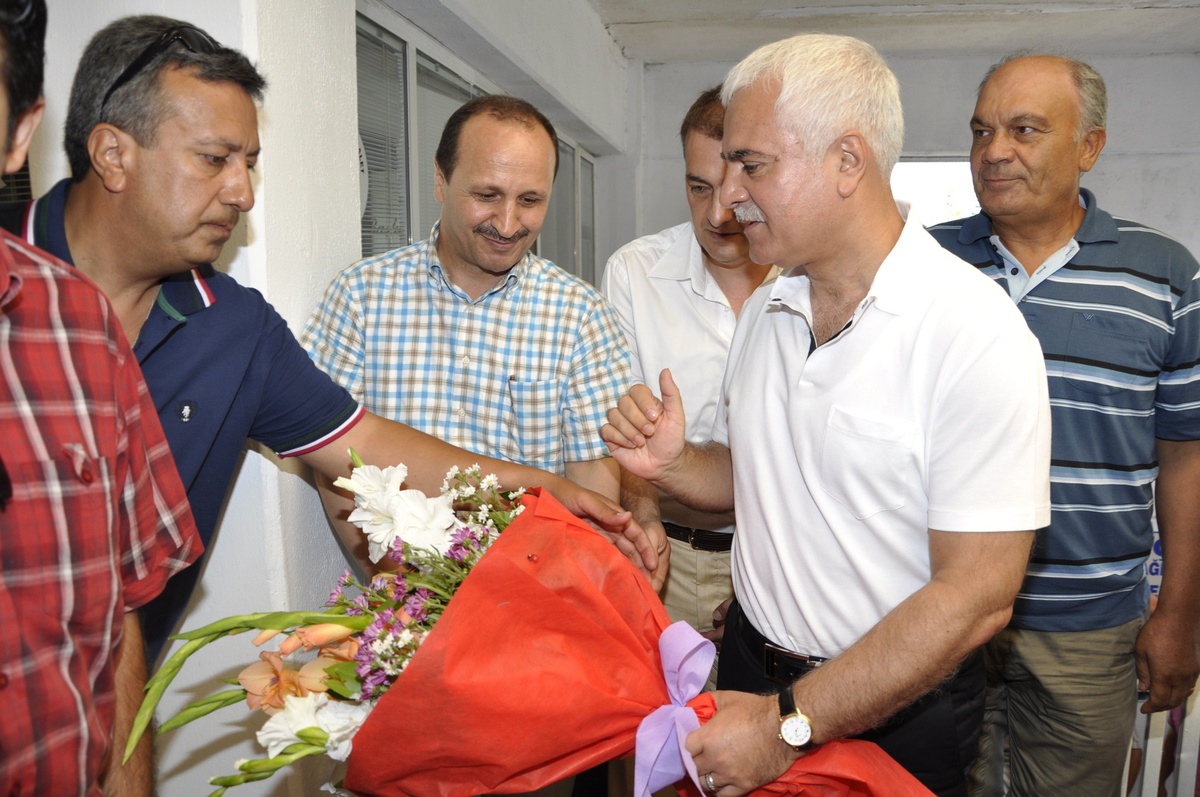 MHP\'li Vekil Aydın, Partisinin Kuşadası Teşkilatını Ziyaret Etti
