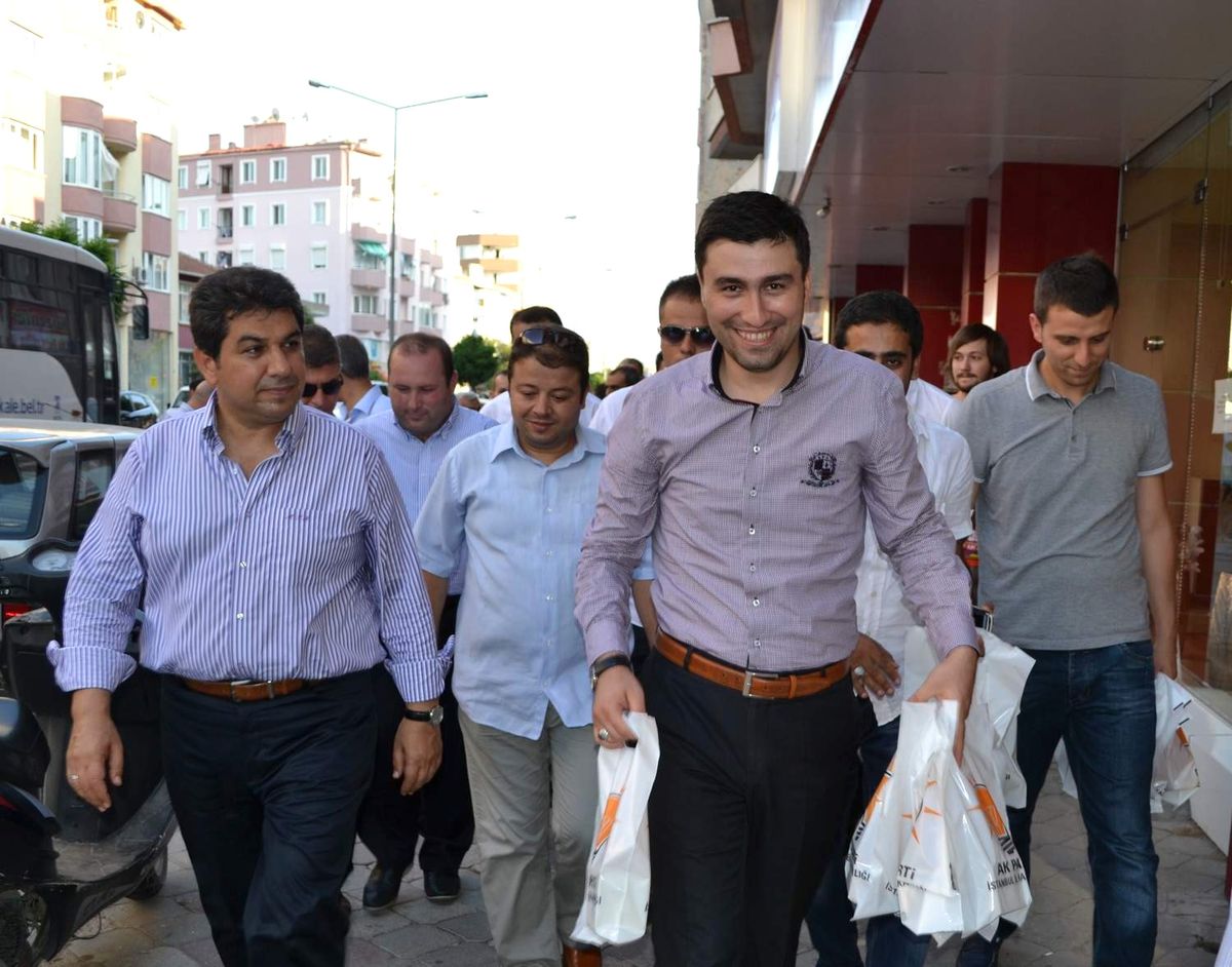 Milletvekilleri Kapı Kapı Dolaşarak Vatandaşı İftara Davet Etti