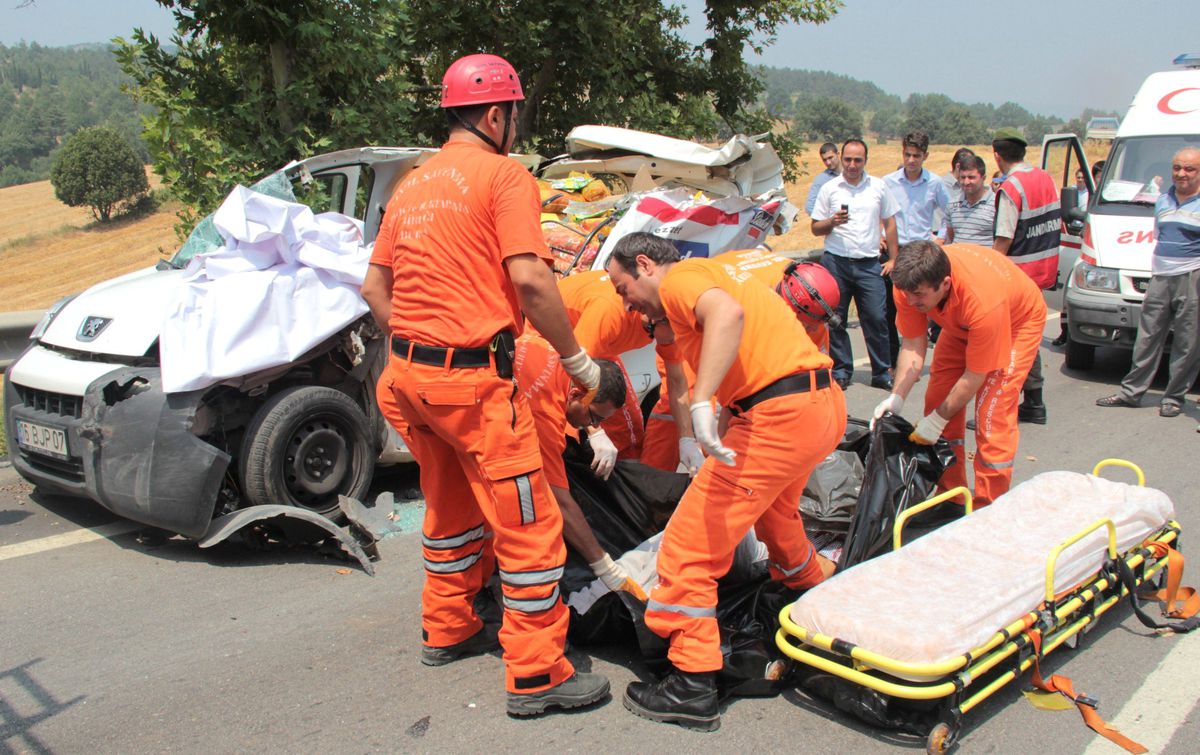 Mini Kamyonetin Tavanı Kağıt Gibi Yırtıldı: 1 Ölü