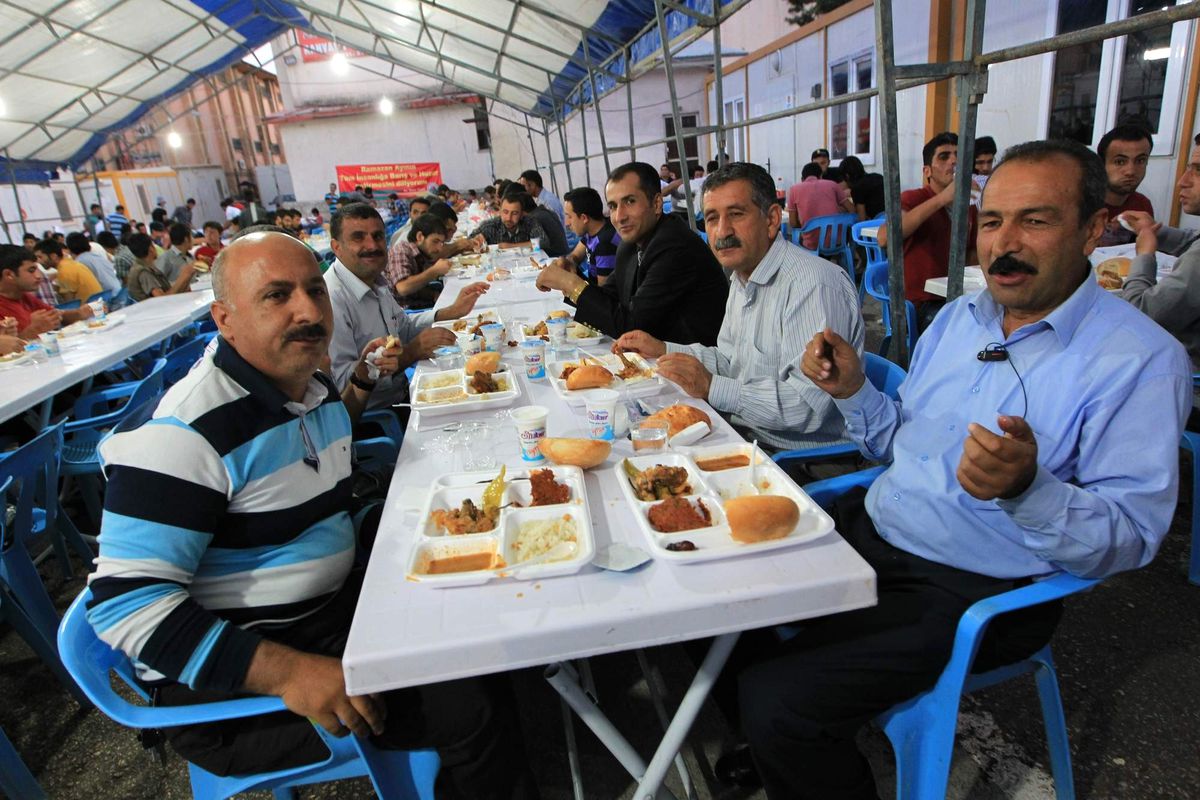 Muhtarlar, Van Belediyesi İftar Çadırında Halkla Buluştu