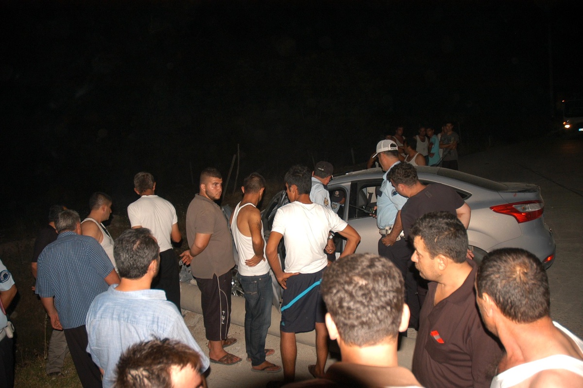 Otomobil Elektrik Direğine Çarptı: 2 Yaralı