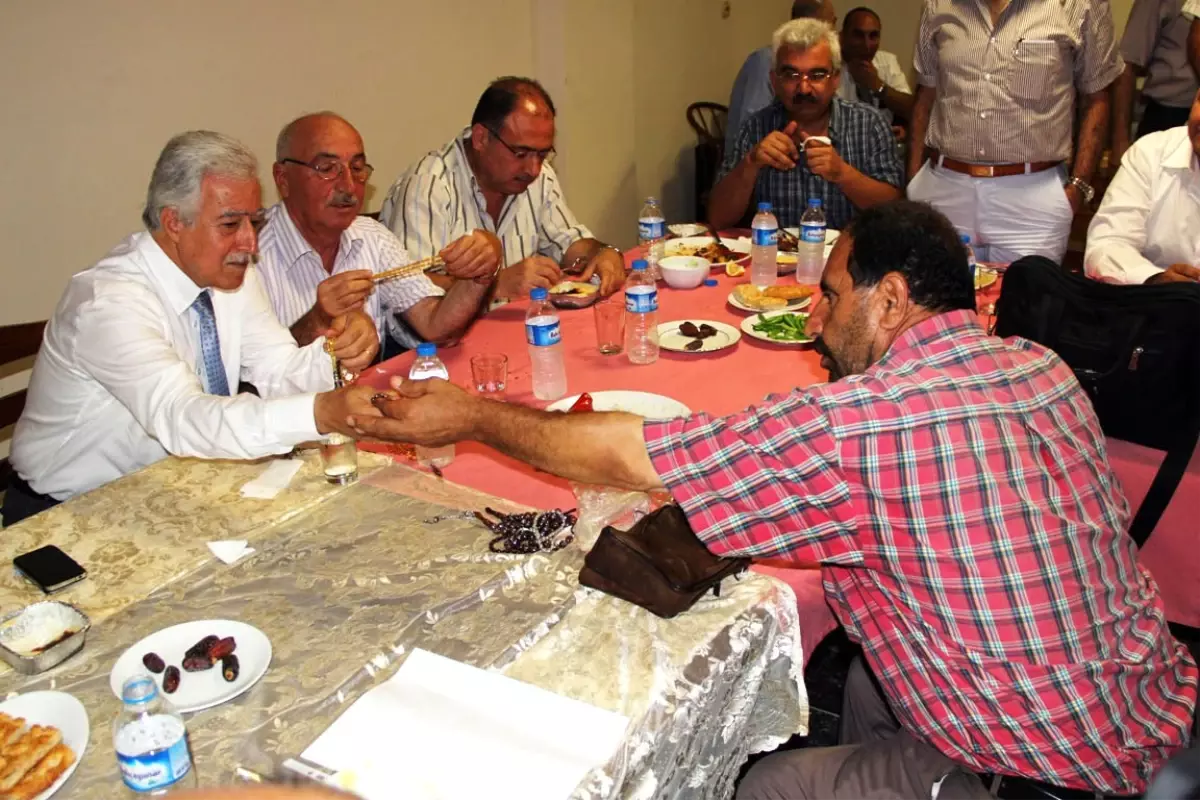 Protokol Masasını İşporta Tezgahına Çevirdi !