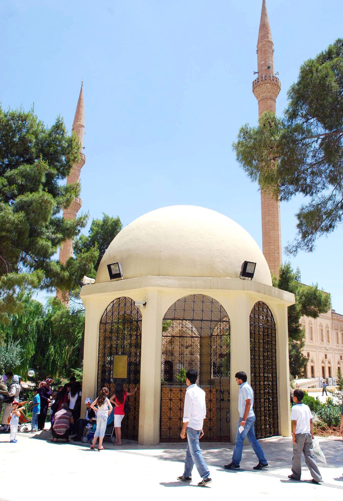 Ramazan\'da Türbe ve Makamlara Ziyaretçi Akını