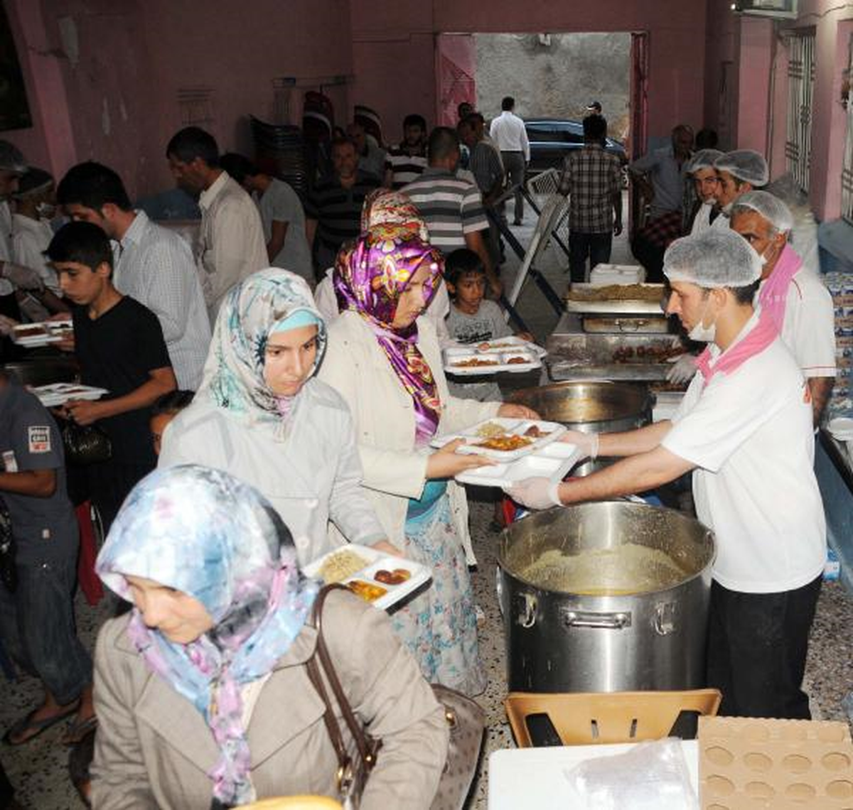 Şanlıurfa\'da Okul Bahçelerinde Toplu İftar
