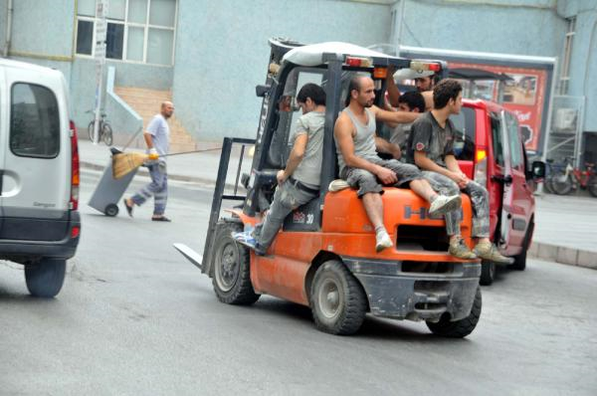 Şehir İçi Trafiğinde Bir Forkfiltte 6 İşçi