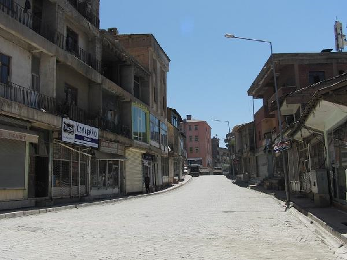 Şemdinli\'de Esnaf Kepenk Açmadı