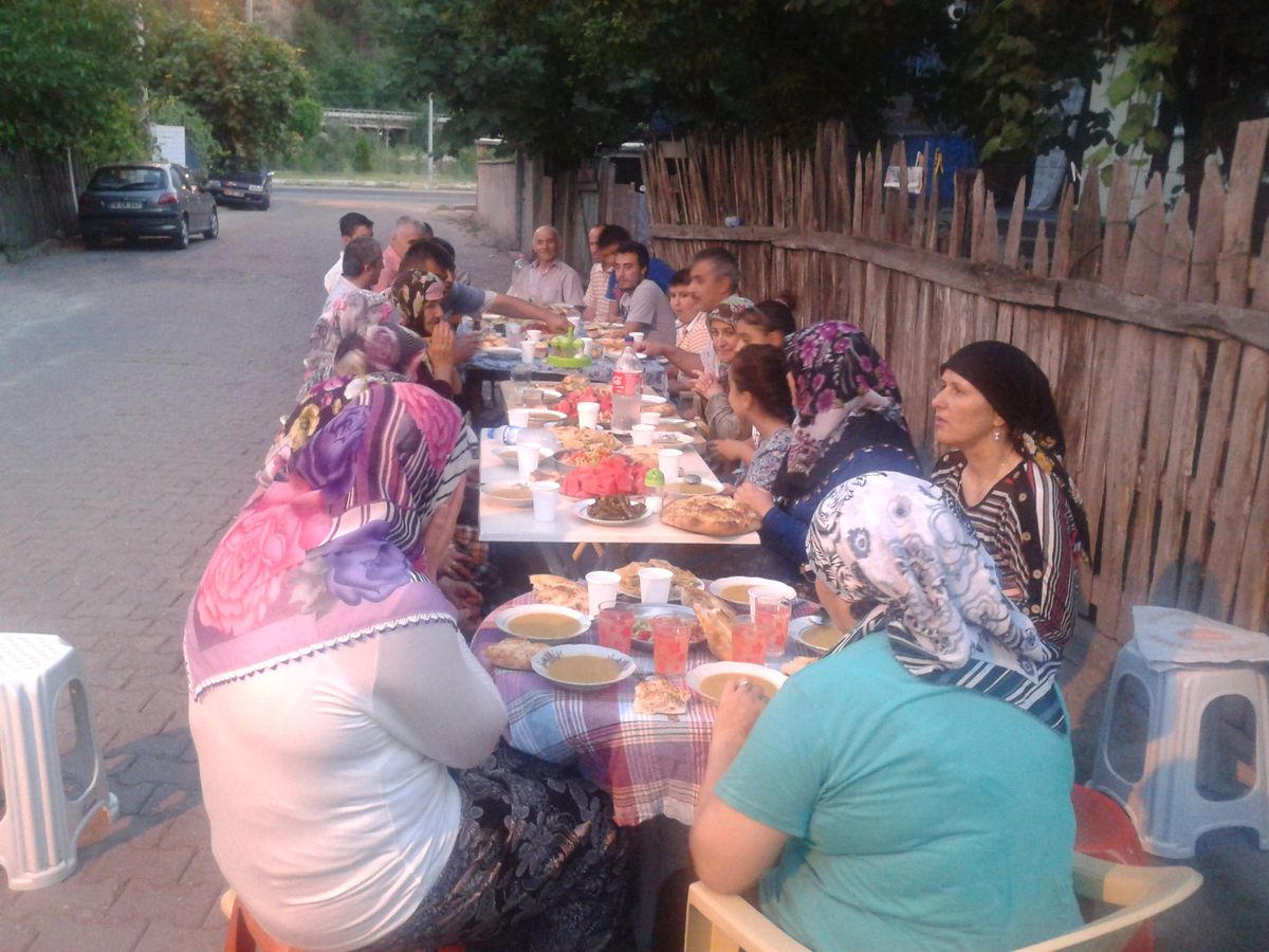 Sıcaklardan Bunalan Mahalle Halkı İftarı Sokakta Açıyor