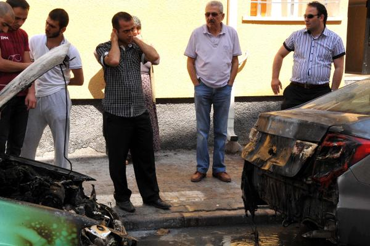 Sivas\'ta Park Halindeki Otomobil Yandı, Alevler Önündeki Araca da Sıçradı