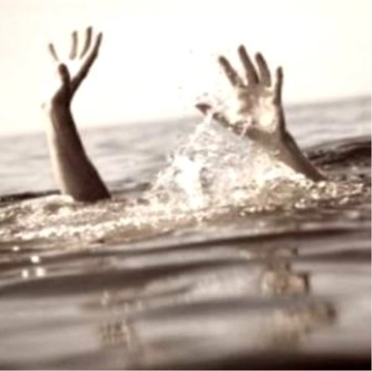 Sivas\'ta Serinlemek İçin Baraj Gölüne Giren Genç Boğuldu